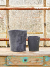 Načíst obrázek do prohlížeče Galerie, Květináč - "Vibeke Choco Patina", 1ks, ø16 x v21 cm